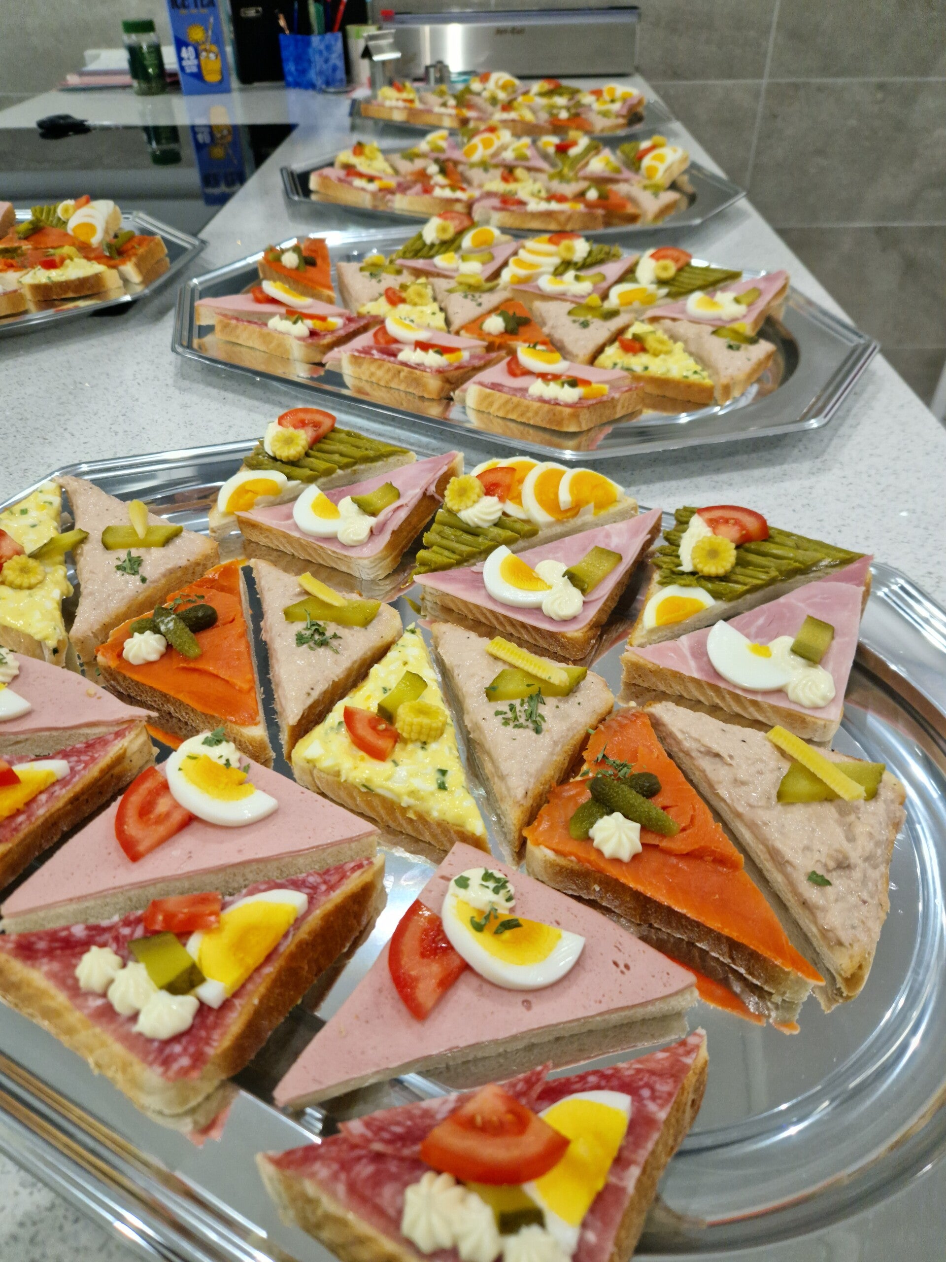 Canapés fein dekoriert mit Fleisch und Lachs