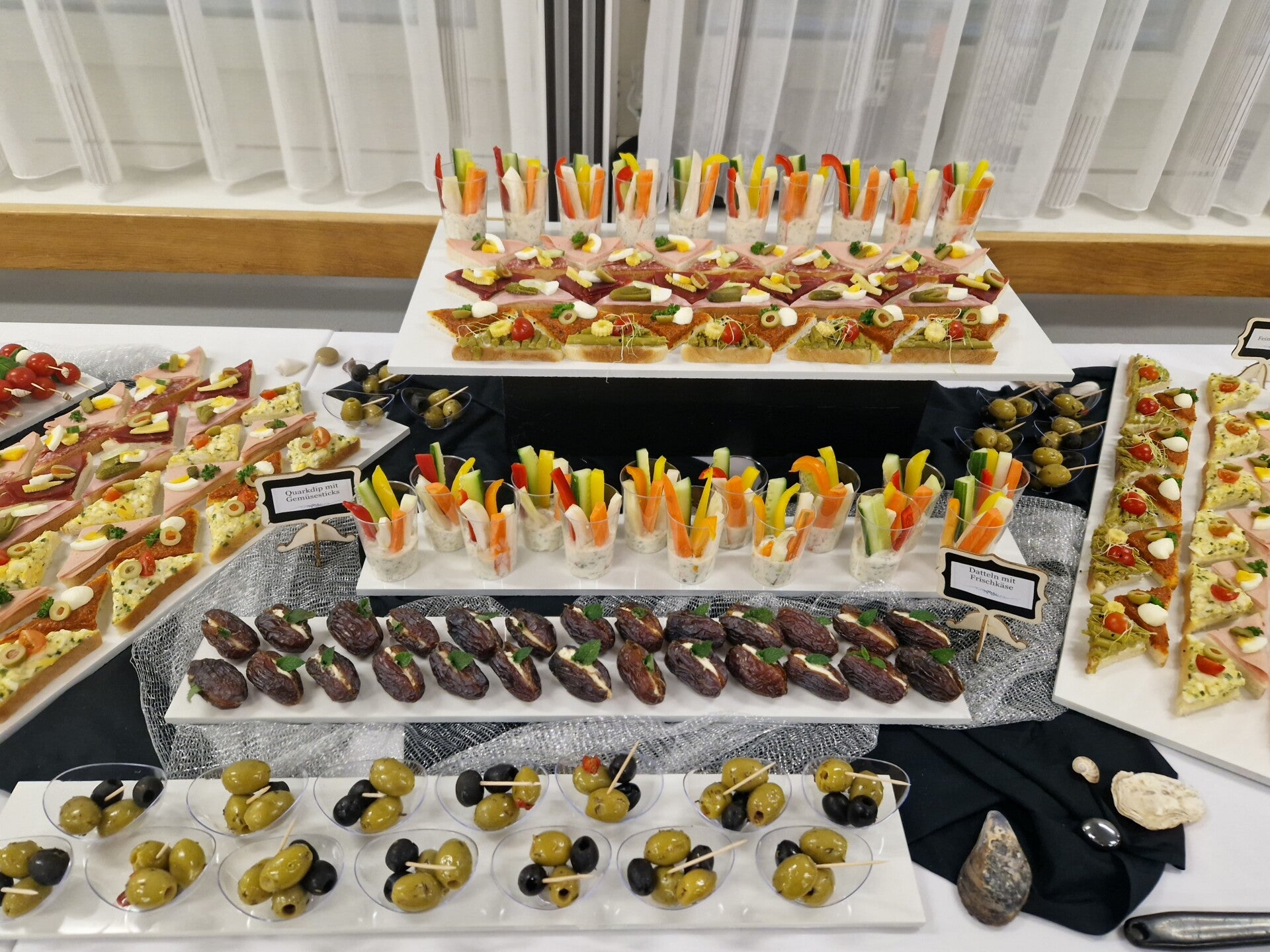 Lange Brote gefüllt und geschnitten für Partys