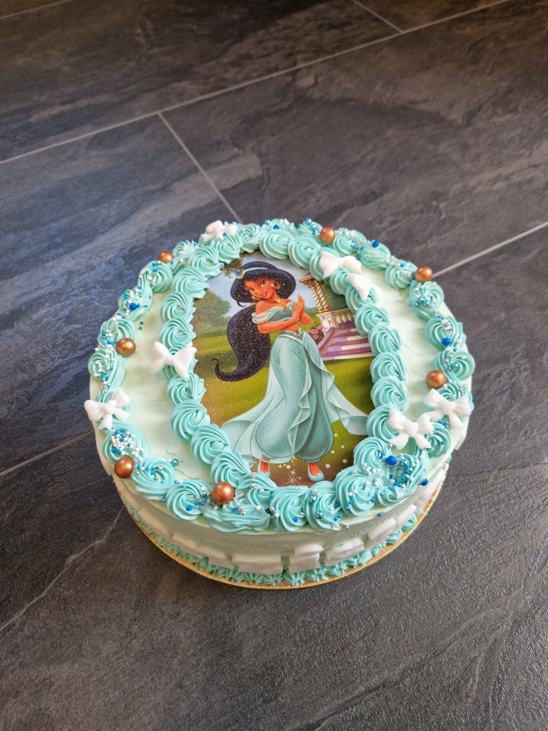 Frische Fruchttörtchen und Eclairs