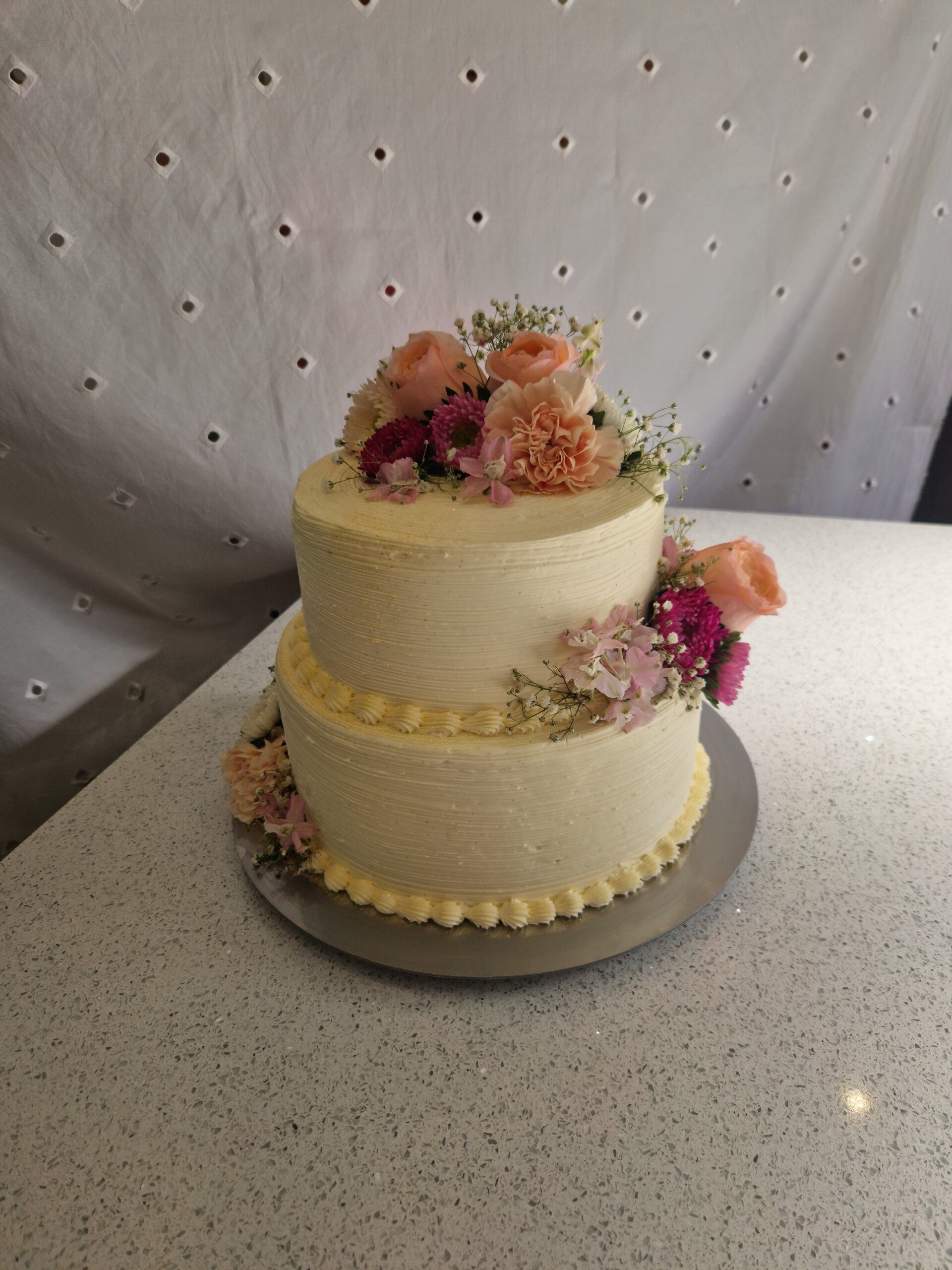 Elegante Drip Cake mit Beeren und Meringues